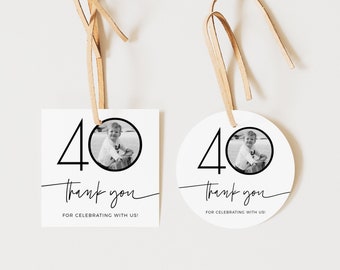 Puede incluir: Dos etiquetas blancas de agradecimiento con texto negro y una foto de un niño. El texto dice "40 ¡Gracias por celebrar con nosotros!"