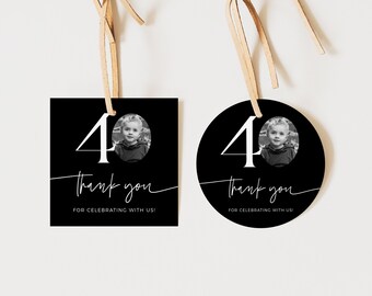 Puede incluir: Dos etiquetas de agradecimiento en blanco y negro con una foto de un niño y el número 40. Las etiquetas están atadas a un cordel.