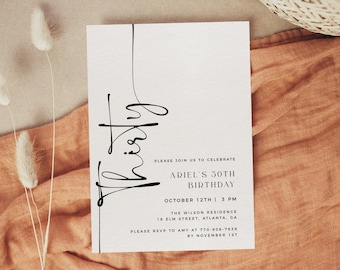 Può includere: Un invito bianco con calligrafia nera che dice "Thirty" in alto. Il testo sotto dice "Si prega di unirsi a noi per celebrare il 30° compleanno di Ariel, 12 ottobre | 15:00, The Wilson Residence, 18 Elm Street, Atlanta, GA. Si prega di confermare la propria presenza ad Amy al 770-908-7639 entro il 1° novembre."