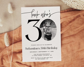 Modelo de convite masculino para 30º aniversário, Olha quem tem 30 anos, Convite com foto para 30º aniversário, Modelo editável, Qualquer idade, Aniversário de 30 anos em preto e branco