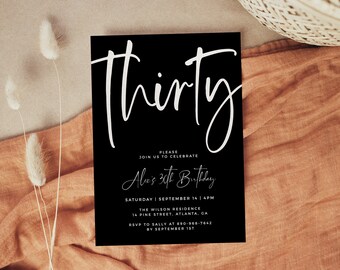 Può includere: Invito di compleanno in bianco e nero con il testo "Thirty" in un grande carattere scritto a mano. L'invito include i dettagli dell'evento, tra cui la data, l'ora, il luogo e le informazioni RSVP.