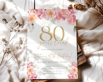Puede incluir: Una invitación de cumpleaños floral rosa y dorada con el texto "80 años de amor" y "¡El 80 cumpleaños de Victoria!" La invitación incluye la fecha, la hora, la ubicación y la información de RSVP.