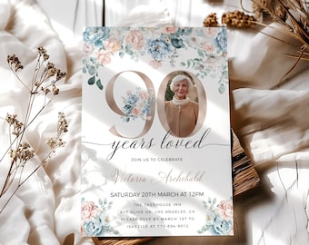 Puede incluir: Una invitación a una fiesta de cumpleaños número 90 con un diseño floral en tonos azules, rosas y verdes. El número 90 es dorado e incluye una foto del cumpleañero. El texto dice "90 años de amor, Únase a nosotros para celebrar, Victoria Archibald, Sábado 20 de marzo a las 12 pm, The Treehouse Inn, 617 Olive Dr. Los Ángeles, CA, Por favor, confirme su asistencia antes del 1 de marzo a Isabelle al 770-894-9012".