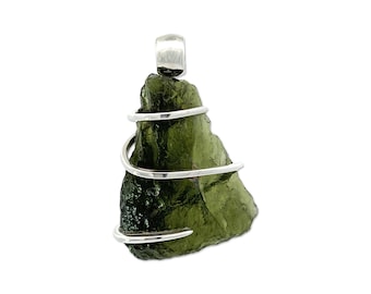 Stones Desire Moldavite Pendant Necklace (22") Green