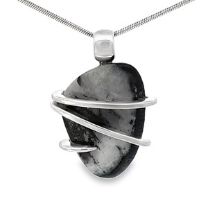 Stones Desire Chrysanthemum Stone Pendant Necklace (22&quot;)
