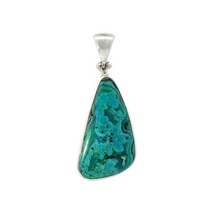 Puede incluir: Un colgante de plata con una piedra preciosa grande, verde, de forma irregular con un patrón de remolino y mármol.