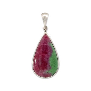 Pode incluir: Um pingente em forma de lágrima com uma gema verde e rosa engastada em prata.