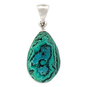 Puede incluir: Un colgante en forma de lágrima con una piedra preciosa de crisocola verde y azul engastada en plata de ley.