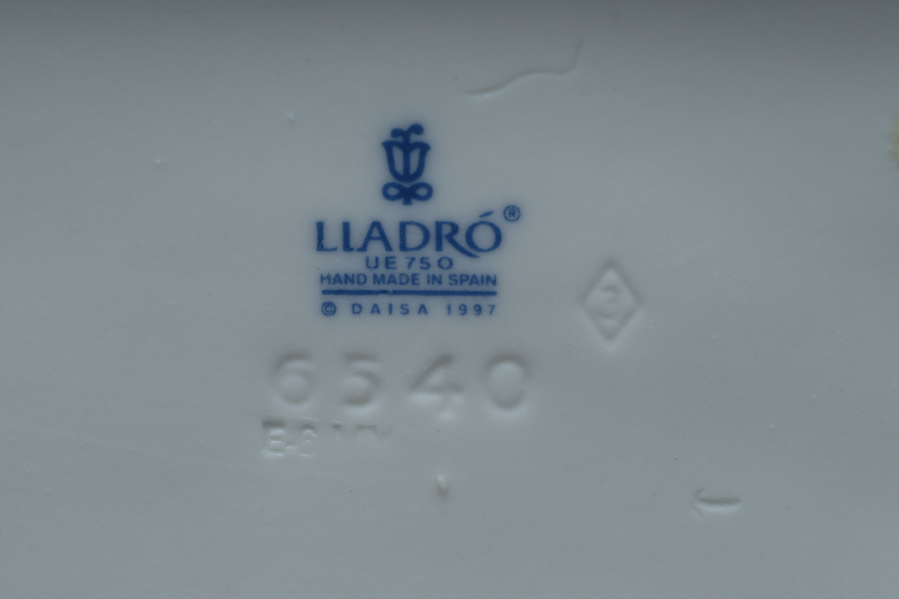 Lladro Cozy Companions Girl and Kitten Sleeping in Bed 6540