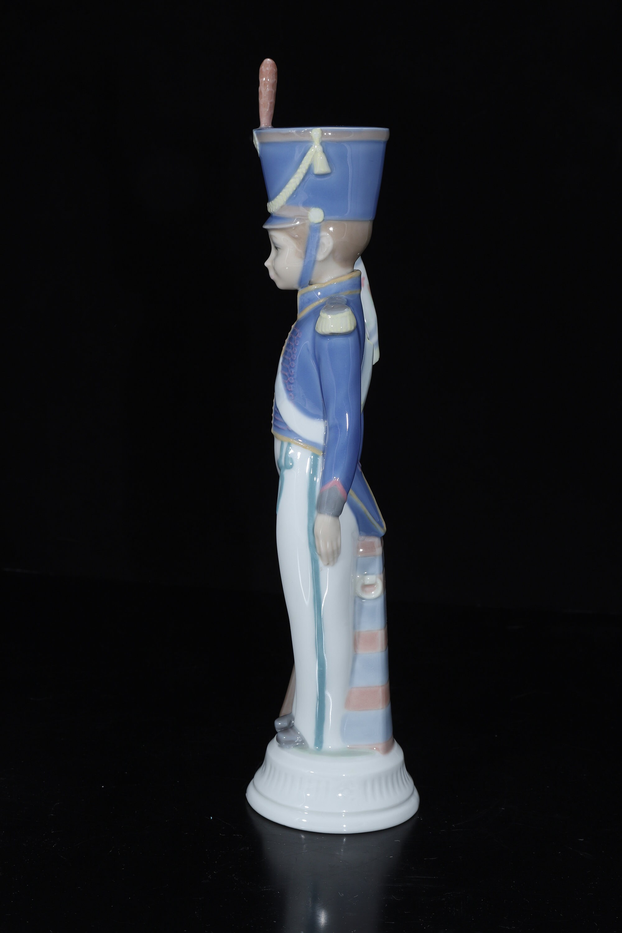 Lladro Soldier With Flag 1165 Soldier in White Stands 12 Inches Tall With Gun by His Side Etsy