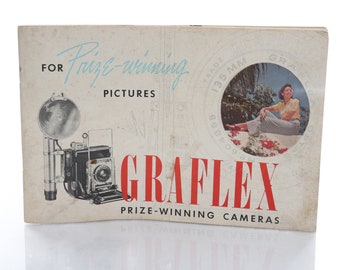Może przedstawiać: Wzornik vintage'owy do aparatu Graflex z czerwoną i białą okładką. Okładka zawiera tekst "FOR Prize-winning PICTURES" i "GRAFlex PRIZE-WINNING CAMERAS". Wzornik zawiera również czarno-białe zdjęcie aparatu Graflex z lampą błyskową.