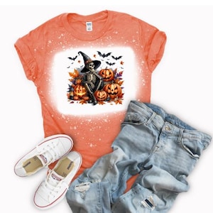 Bleached T-Shirt with Skeleton Witch Hat Design, Jack-o&#39;-Lantern, Autumn Leaves & Bats, White Splatter Pattern Top for Spooky Season