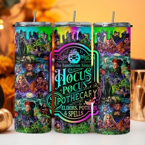 Könnte beinhalten: Drei Edelstahlbecher mit einem farbenfrohen Hocus Pocus-Design. Die Becher haben einen grün-lila-blauen Ombre-Effekt mit einem Schwarzweißbild der Sanderson-Schwestern aus dem Film Hocus Pocus. Der Text "The Sanderson Sisters Hocus Pocus Apothecary Elixirs, Potions & Spells" ist auf den Bechern aufgedruckt.