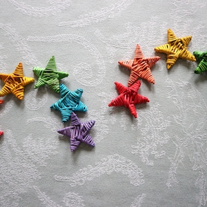 Piccole stelle di vite colorate (confezione da 12) - Giocattolo da masticare per cincillà/ratto/degu/coniglio/porcellino d&#39;India/scoiattolo/criceto, accessori per gabbie e giocattoli da lancio