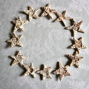 Piccole stelle di vite naturali (confezione da 12) - Giocattolo da masticare per cincillà/ratto/degu/coniglio/porcellino d&#39;India/scoiattolo/criceto, accessori per gabbie e giocattoli da lancio