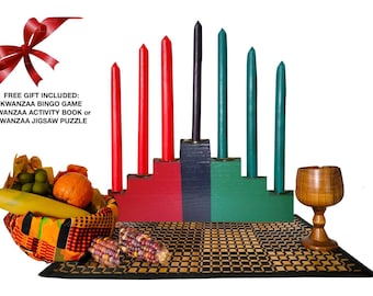 Pirâmide de madeira Kinara com cores da África e acabamento dourado