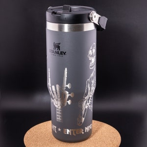 Stanley gegraveerd | Gegraveerde beker van 30 oz | IceFlow-beker met rietje | Gepersonaliseerde beker | Custom beker heavy metal, skelet, gitaren