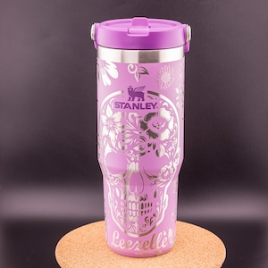 Vaso Stanley grabado / Vaso Stanley de 30 oz grabado / Vaso Stanley IceFlow con pajita abatible / Enfermera personalizada, estetoscopio, calavera de azúcar, flores, Halloween