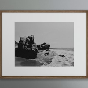 Malibu Beach art print, zwart-wit strandfotografie, kustkunst, oceaanfotografie, strandhuisdecor, kunst aan de muur in Californië, tropisch
