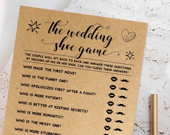 Może przedstawiać: Brązowa karta z tekstem "the wedding shoe game" wydrukowanym czarnym kolorem. Karta zawiera listę pytań o parę, takich jak "Kto zrobił pierwszy krok?" i "Kto jest lepszym kucharzem?" Każde pytanie ma rząd ust i wąsów, aby zaznaczyć odpowiedź.