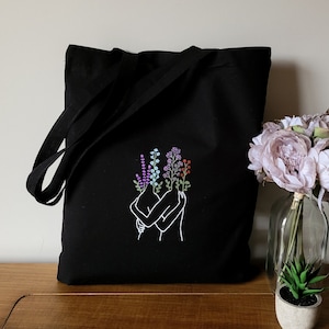 schwarze Baumwolltasche mit Liebesumarmung, schwarze Stofftasche mit Blumen