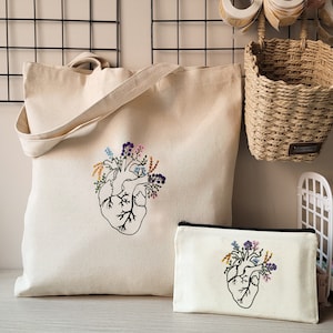 Set aus handbemalter Stofftasche und Federmäppchen aus Baumwolle, nützlich für den Uni-Besuch, originelles und nachhaltiges Geschenk zum Abschluss