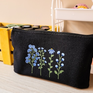 zwarte etui met blauwe bloemen, handgeschilderde etui, multifunctionele etui, schooletui, etui, kleine reistas