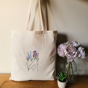 Minimalistische Baumwolltasche, Stofftasche mit Umarmungssilhouette, Baumwolltasche mit Blumen, Einkaufstasche, dekorierte Tasche