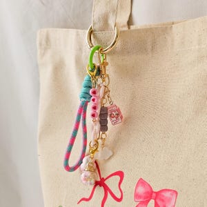 Kawaii Schlüsselanhänger, ästhetischer Taschenanhänger, pastellrosa Schlüsselanhänger, süßes Accessoire, Charm Schlüsselanhänger, trendiges Geschenk für Sie