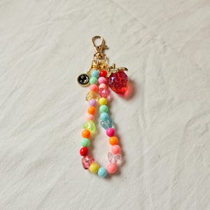 Erdbeer- und Mond-Schlüsselanhänger, süßer Taschenanhänger mit Herzen, romantisches Pastell-Accessoire, ästhetisches Geschenk für Sie