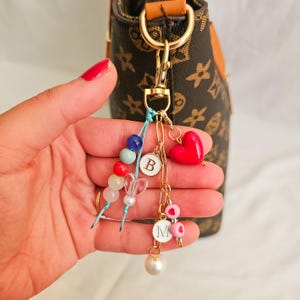 bag charm with initials, personalized keychain with pearls beads, golden chain bag accessory, elegant custom charm, gift for stylish women