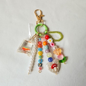 Porte-clés à breloque poisson, breloque de sac avec chaîne en or, breloque champignon avec perles, breloque tulipe, accessoire de sac à dos mignon, cadeau pour femmes et filles