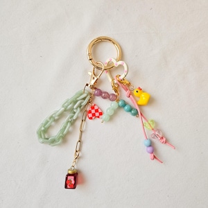 kawaii duck keychain, cute jam bag charm, beaded heart purse accessory, colorful gift for girls, y2k fun charm, handmade aesthetic