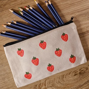 Trousse à crayons fraise, trousse à crayons en coton fraise, sac fourre-tout en tissu, sac de voyage, cadeau fait main, cadeau artisanal