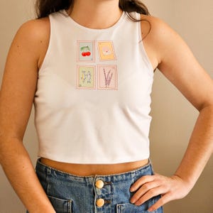 Top curto com estampas coloridas, top curto vintage, camiseta estampada retrô, top ajustado estético, presente para amantes de letras, top de algodão