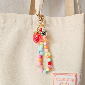 Erdbeer-Anhänger Schlüsselanhänger für Handtasche, Tote Bag Charm, süßes Taschenaccessoire, trendiges Geschenk für Mädchen