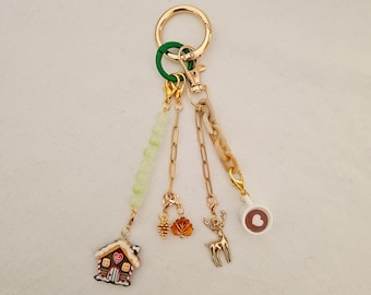 Christmas charm with gingerbread house and reindeer: golden keychain for bags or backpacks