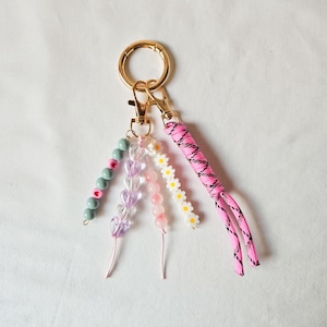 Coquette Daisy Charm, rosa weicher Mädchen Schlüsselanhänger, süßes Taschenaccessoire, Herz Charm, süßes Geschenk für Mädchen