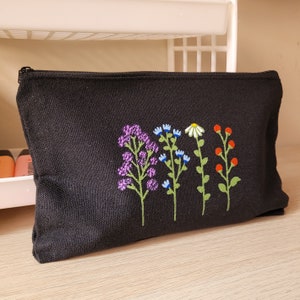 schwarzes Mehrzweck-Federmäppchen, schwarzes handbemaltes Federmäppchen, schwarzes Federmäppchen mit Blumen, Mehrzweck-Kulturtasche, schwarzes Schulmäppchen, Federmäppchen