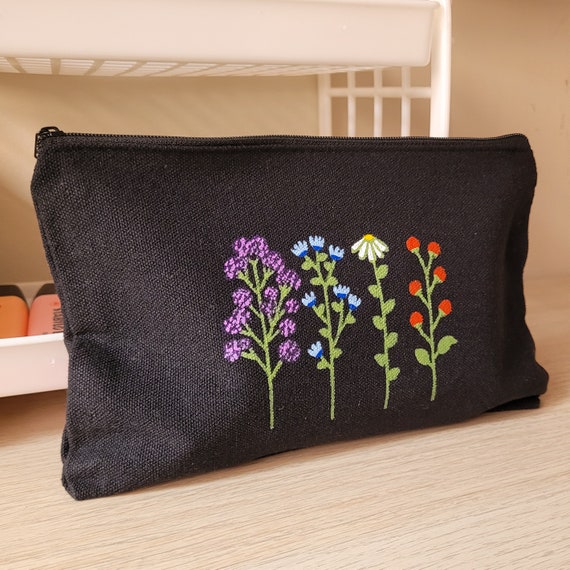 estuche multiusos negro, estuche negro pintado a mano, estuche negro con flores, neceser multiusos, estuche escolar negro, estuche lapices