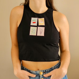 Top corto con francobolli neri, maglietta estetica retrò, top corto aderente, abbigliamento estetico giovanile, maglietta vintage, moda artistica