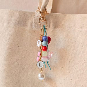 Chaveiro com inicial personalizada, pingente de coração vermelho, presente para amigos, acessório fofo para bolsa, pingente feito à mão
