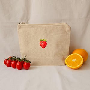 Borsa da toilette in cotone beige con motivo a fragole | Borsa da toilette multiuso estetica e alla moda