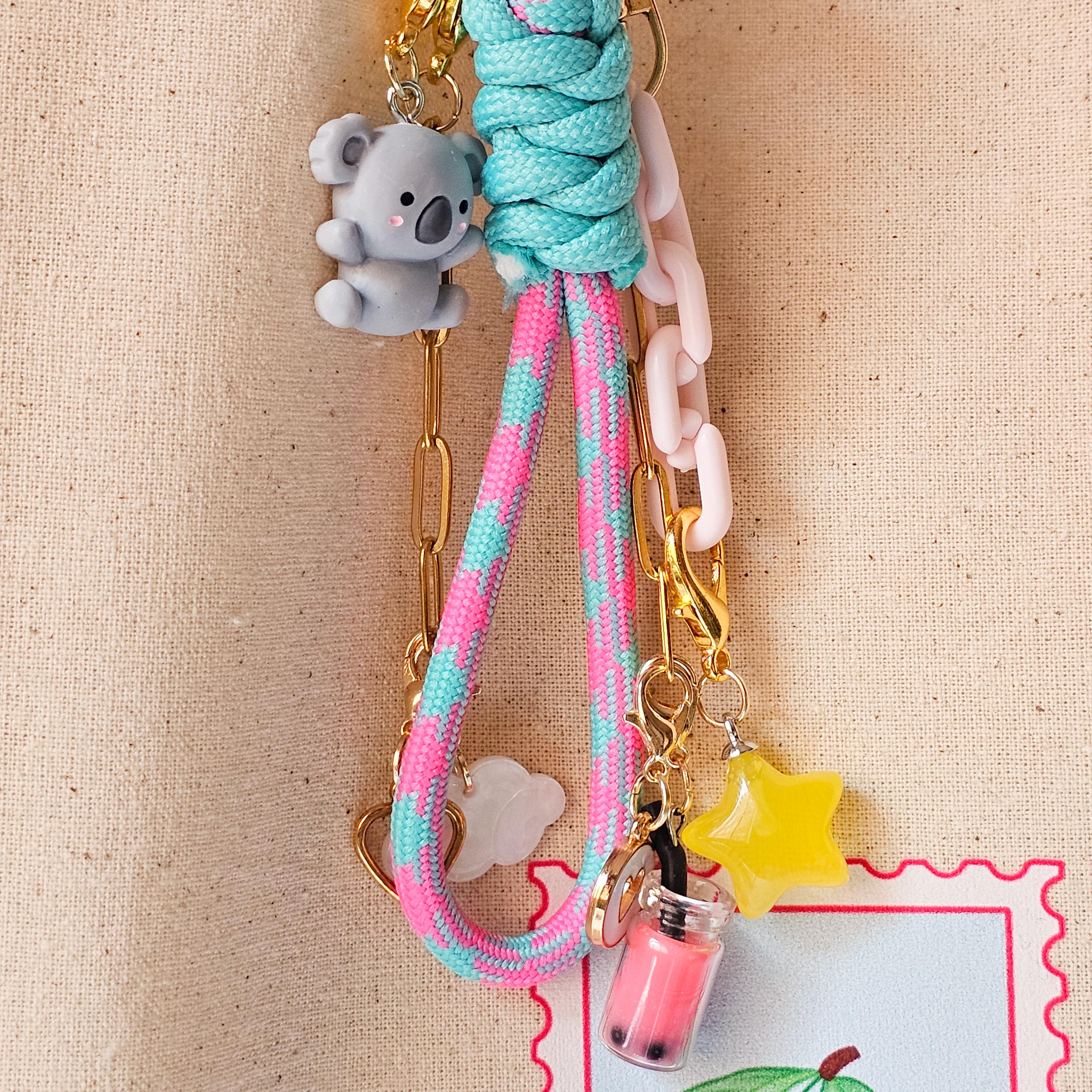 コアラのキーホルダー、ビーズのバッグチャーム、かわいい財布の