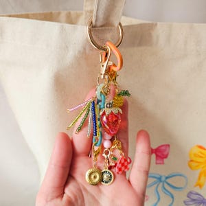 Porte-clés de sac à dos esthétique, breloque de sac colorée, accessoires d'école mignons, porte-clés fraise et citron, cadeau amusant pour les adolescents