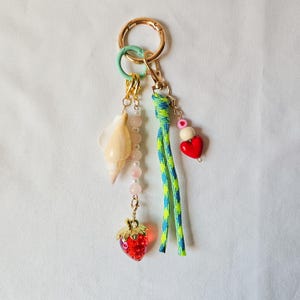 Schlüsselanhänger mit Erdbeere und Muschel, Sommer-Taschenanhänger, süßes Strandaccessoire, originelles Geschenk für Mädchen, roter Herzanhänger