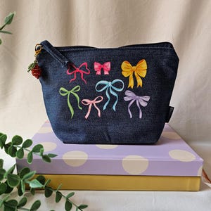 Borsa da toilette Denim Bows, custodia in denim riciclato, borsa da toilette con cerniera, borsa da toilette Coquette, regalo per lei