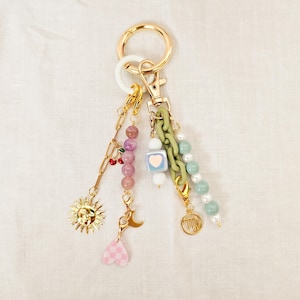 Hemelse dierenriembedel, gepersonaliseerde sleutelhanger met teken en zon, spiritueel pastelaccessoire, cadeau voor haar of voor astroliefhebbers