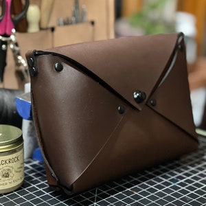 Modèle de sac à main de style enveloppe bricolage aux formats PDF et SVG pour la découpe à la main ou au laser