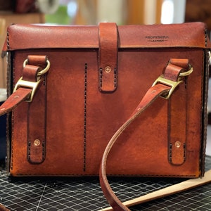 MUSTER zum Erstellen einer Vintage Schweizer Armee Sanitäter Tasche SVG und PDF-Dateien für Hand- oder Laserschneiden enthalten